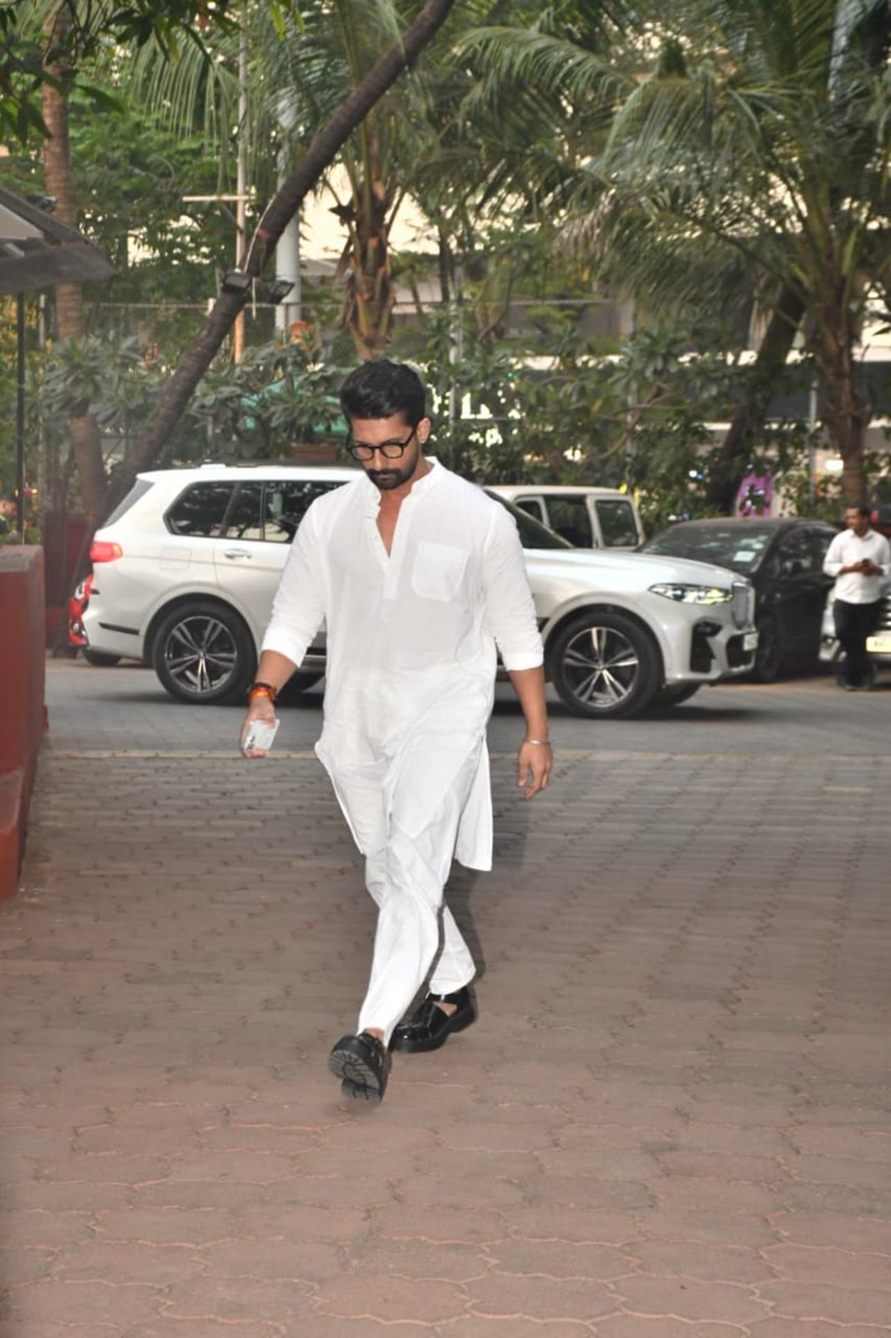 <p>Actor Ravi Dubey attended Arjun Bijlani&rsquo;s father-in-law&rsquo;s prayer meet, where he paid his respect. He arived in a simple white Kurta set.</p>